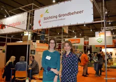 En laatste deelnemer van het plein: Stichting Grondbeheer. Op de foto Loes van Loenen van Sjamaan en rechts Annelijn Steenbruggen van Stichting Grondbeheer.